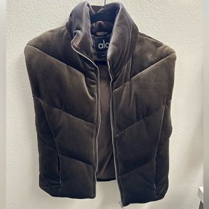 Alo - XS - Ribbed Velour Mountain Side Puffer Vest (espresso)